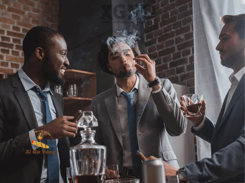 Nên hay không khi nhiều người hút chung một điếu xì gà?